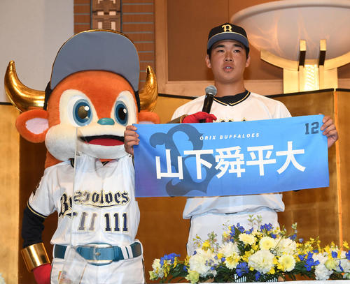 オリックス入団発表のあいさつで沢村賞受賞を目標に掲げる山下（撮影・前岡正明）