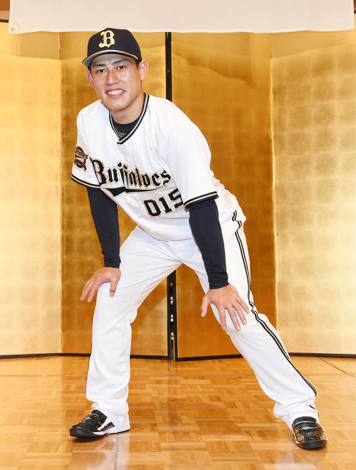 入団発表で走塁ポーズを決める佐野如（撮影・前岡正明）