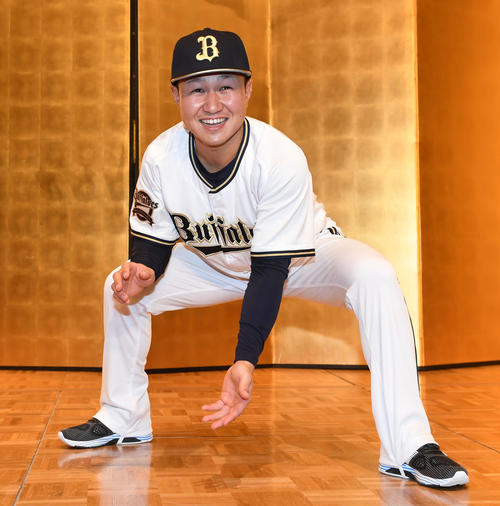 入団発表で守備を披露する古長（撮影・前岡正明）