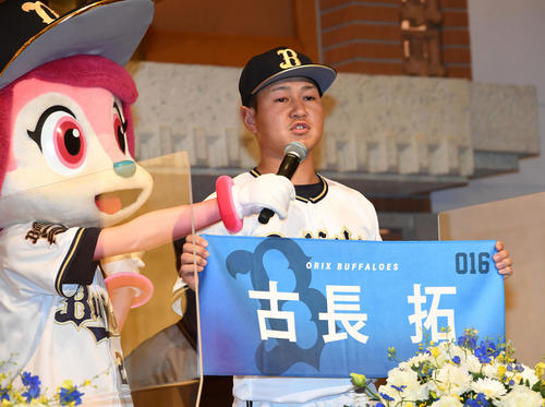 オリックス入団発表でネームタオルを手にあいさつする古長（撮影・前岡正明）