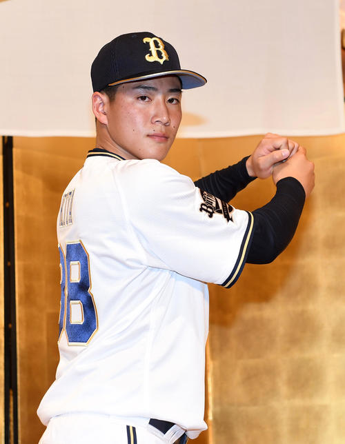 入団発表で打撃フォームを決める来田（撮影・前岡正明）