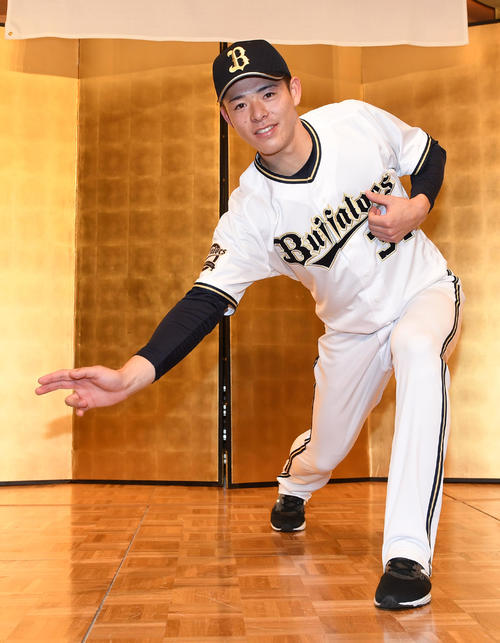 入団発表で投球フォームを披露する中川颯（撮影・前岡正明）