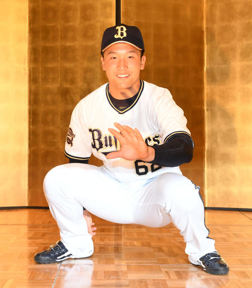 入団発表でキャッチングを決める中川拓（撮影・前岡正明）