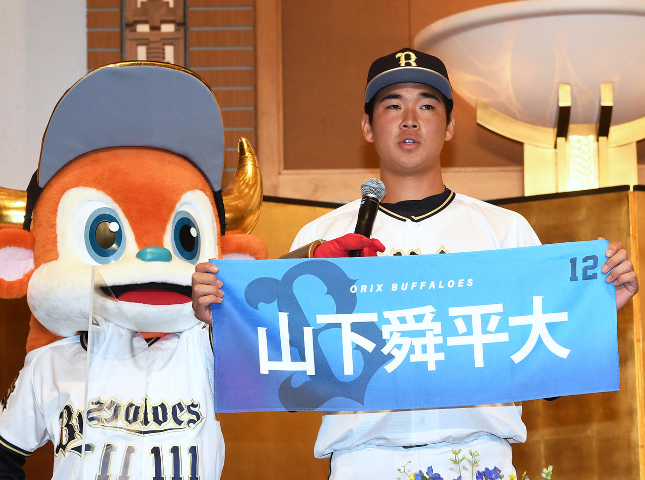 オリックス入団発表のあいさつで沢村賞受賞を目標に掲げる山下（撮影・前岡正明）