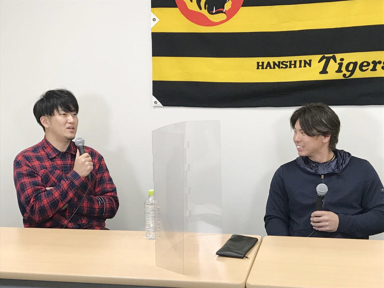 阪急交通社主催のオンライントークショーに参加した阪神岩貞（左）と梅野（球団提供）