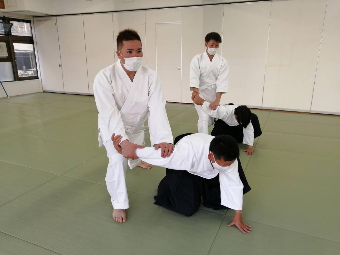 合気道の稽古で技を掛ける西武山川（手前左）（養神館本部道場提供）