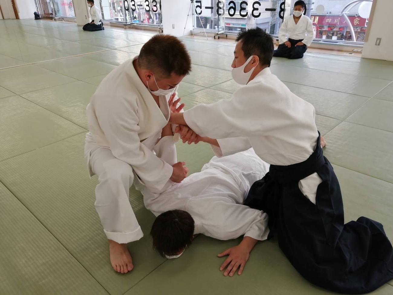 合気道の稽古をする西武山川（左）と指導する乗木雅彦師範（右）（養神館本部道場提供）