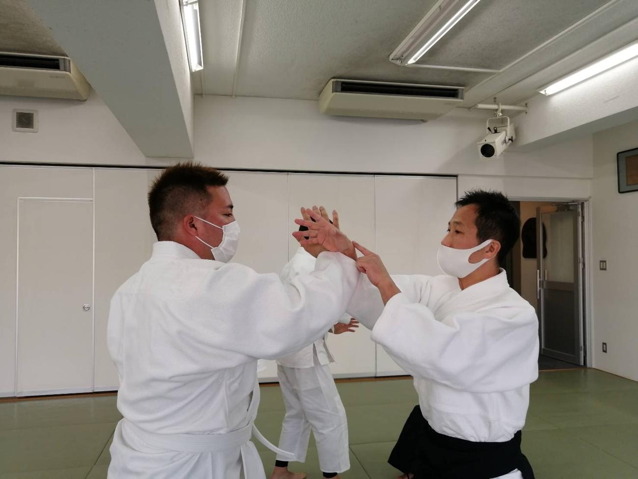合気道の稽古をする西武山川（左）と指導する乗木雅彦師範（養神館本部道場提供）