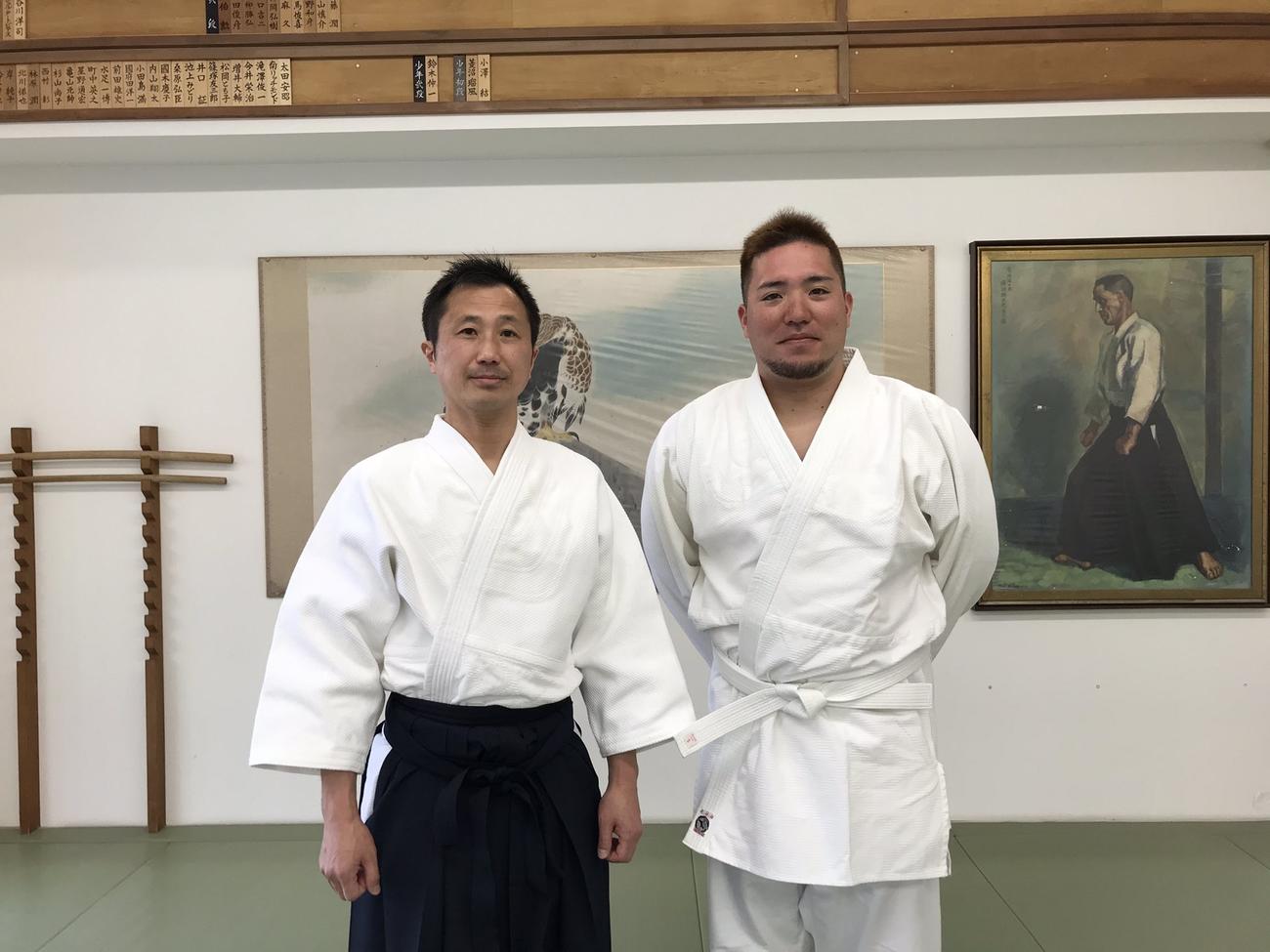 西武山川（右）と合気道を指導した乗木雅彦師範（養神館本部道場提供）