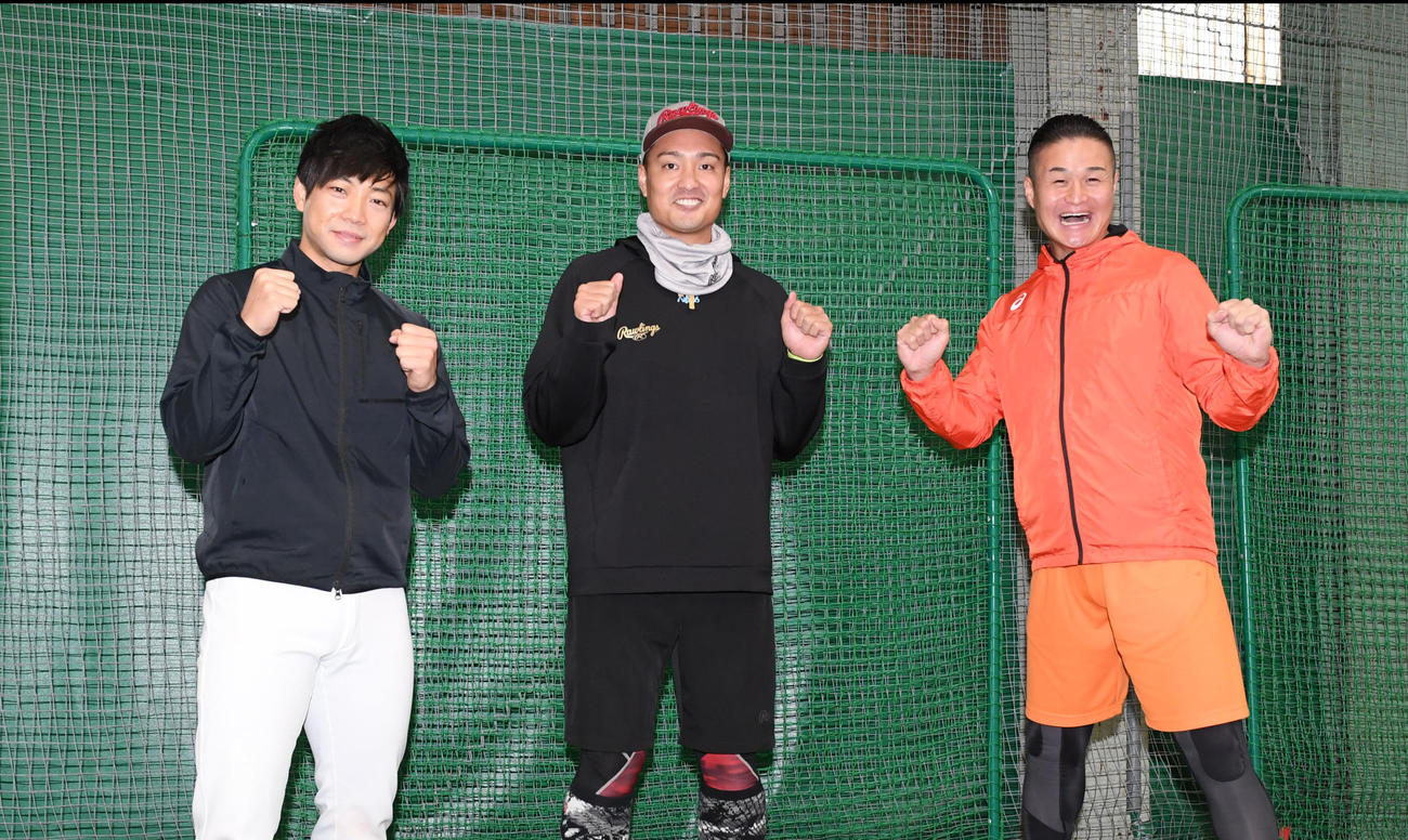 「やればできる！」ポーズをする阪神秋山（中央）とティモンディの前田裕太（左）と高岸宏行（撮影・横山健太）