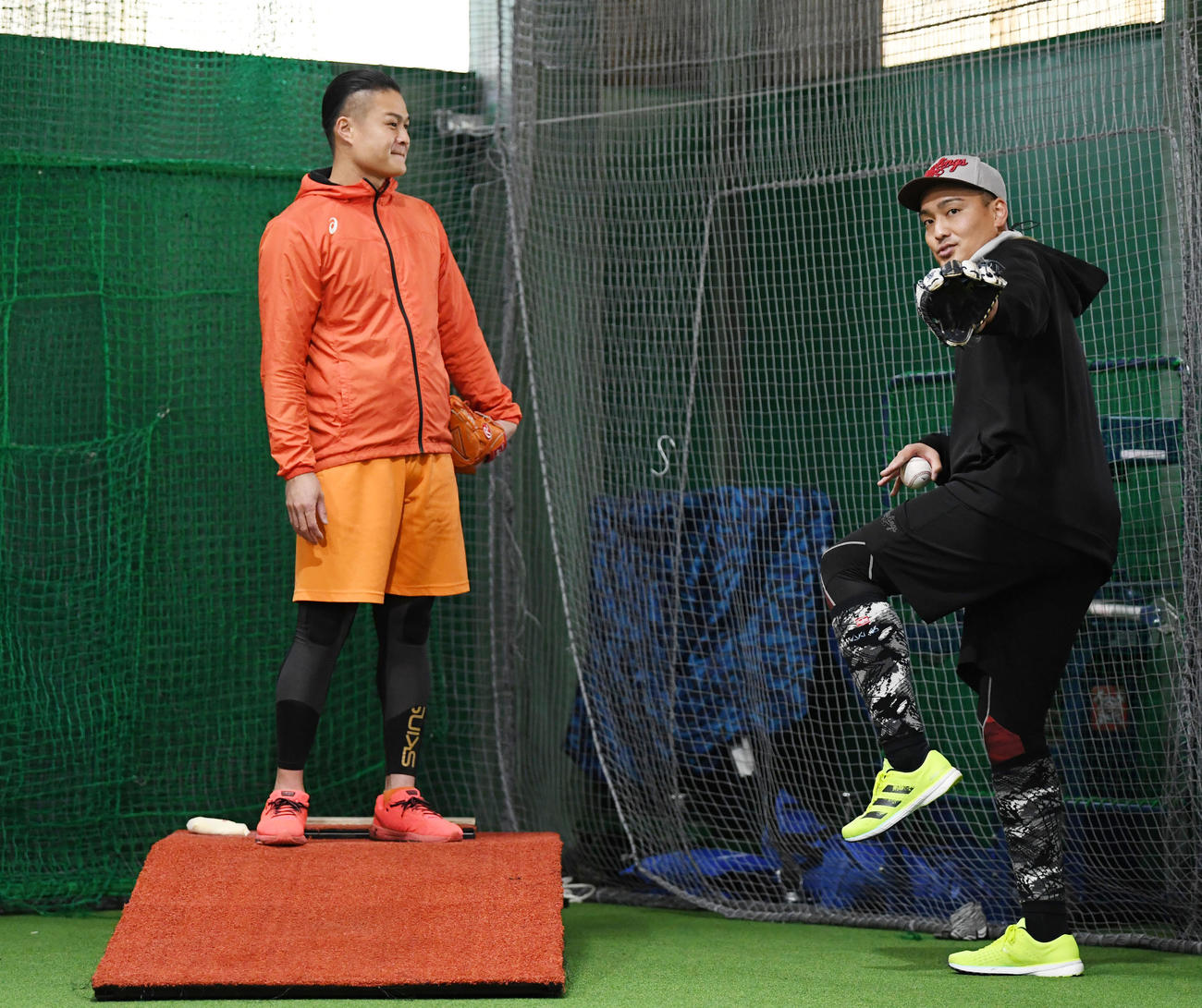 ティモンディの高岸宏行（左）に投球指導をする阪神秋山（撮影・横山健太）