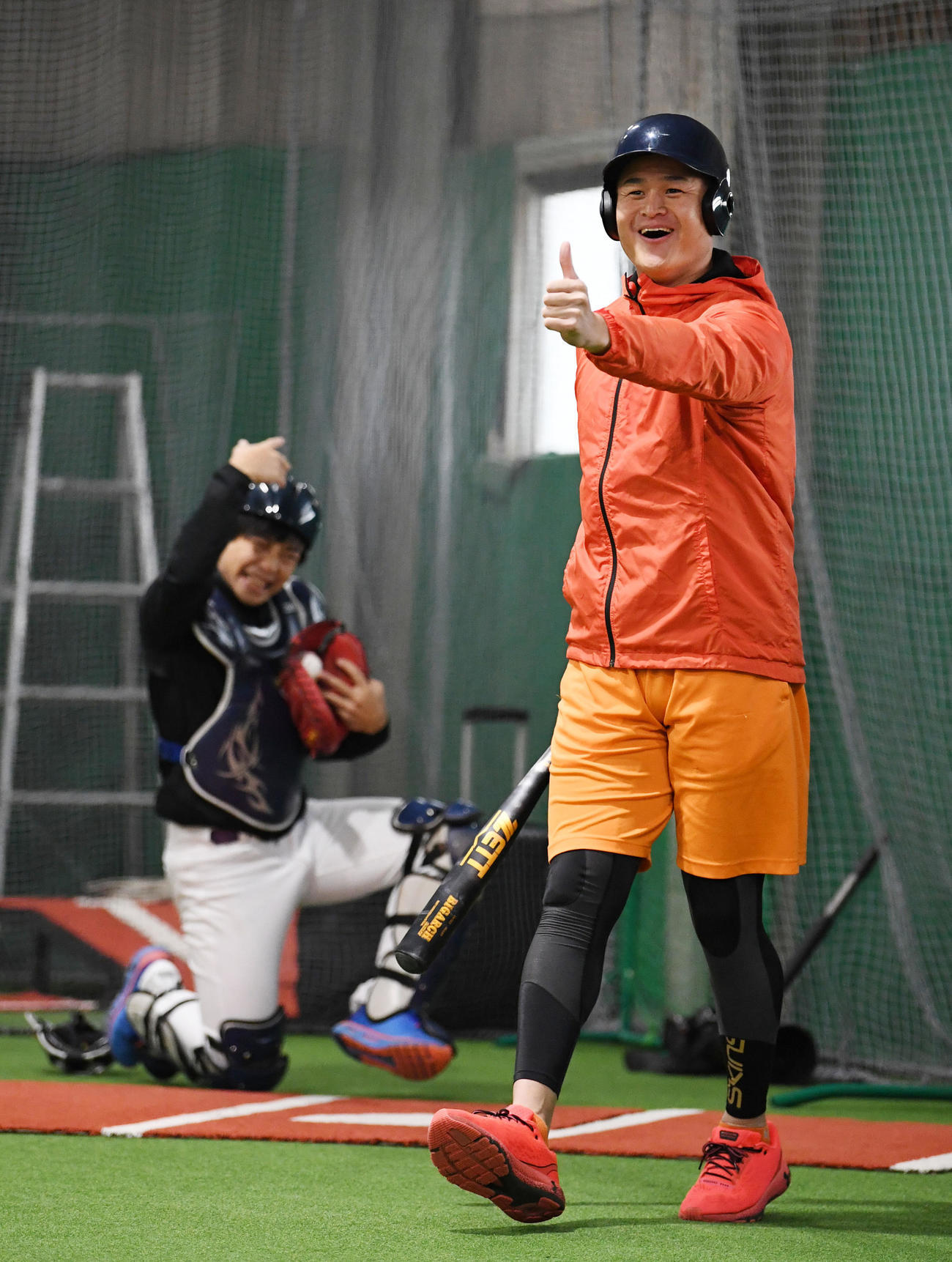阪神秋山の投球を実際に受け衝撃を受けるティモンディの高岸宏行（右）と前田裕太（撮影・横山健太）