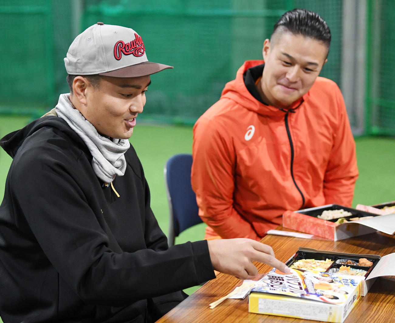来季から発売されるコラボ弁当を試食する阪神秋山（左）。右はティモンディの高岸宏行（撮影・横山健太）