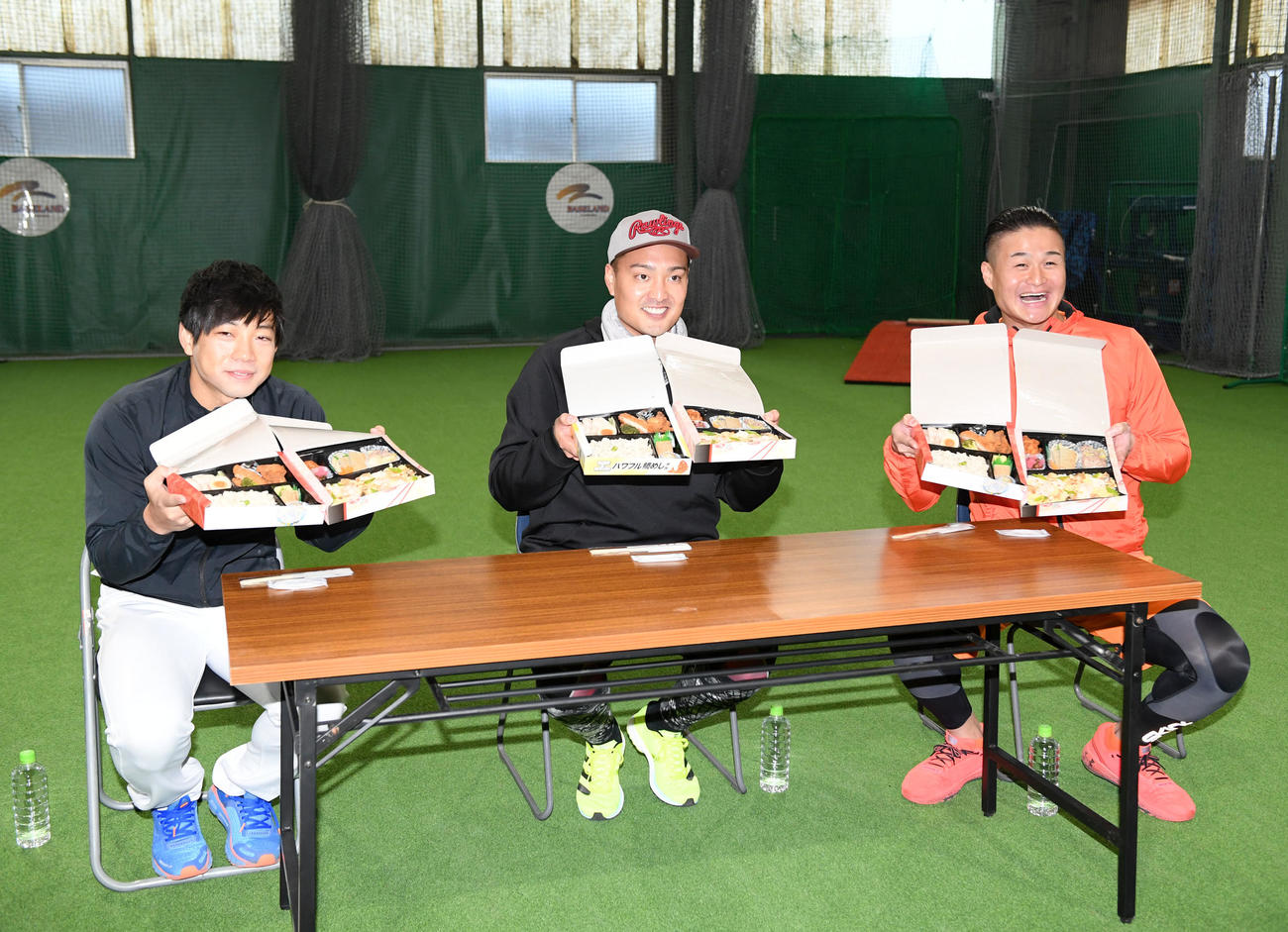 来季から発売されるコラボ弁当を試食する阪神秋山（中央）。左からティモンディの前田裕太と高岸宏行（撮影・横山健太）