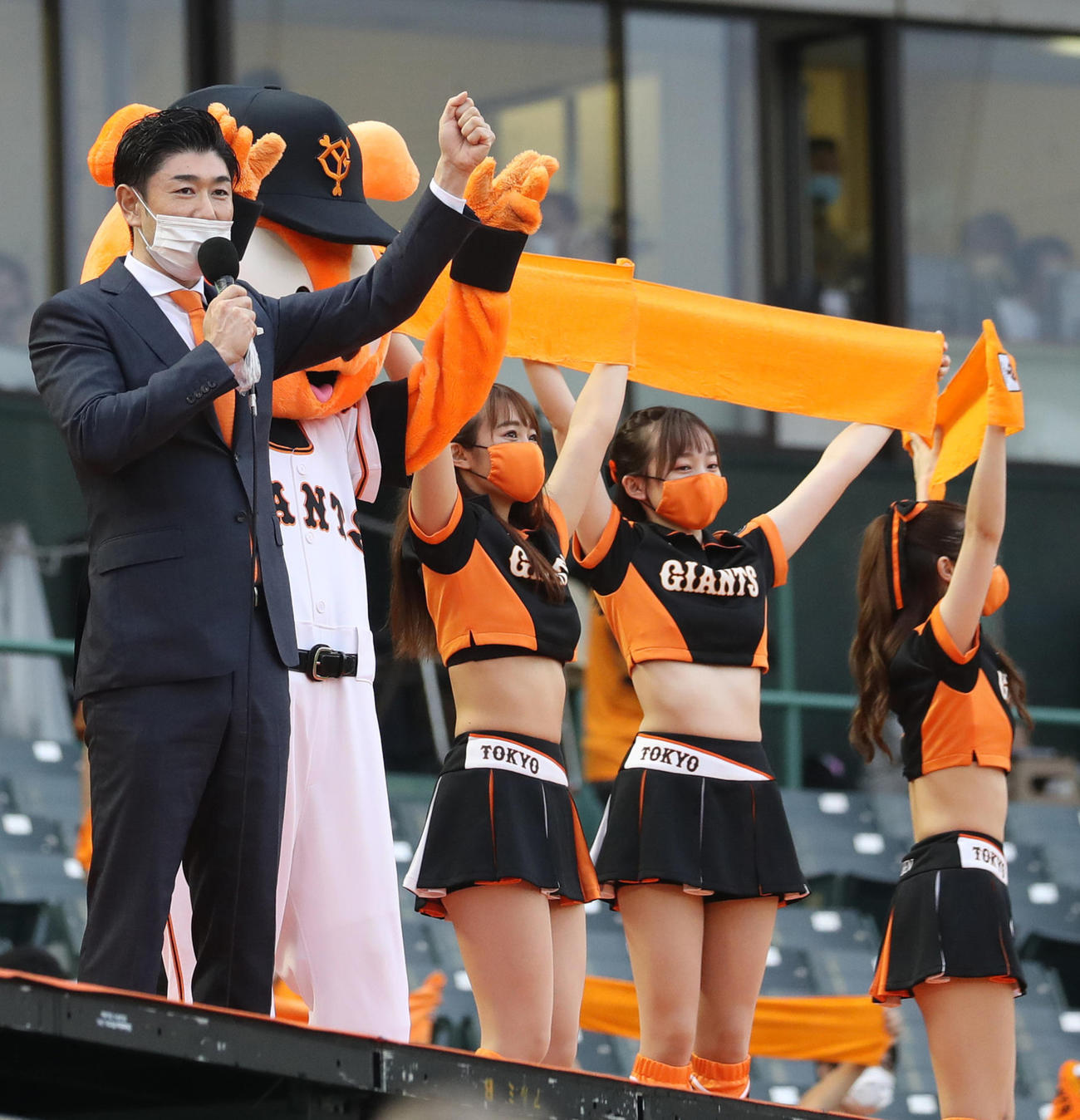 11日、ほっともっとフィールド神戸でのヤクルト戦に登場した東京ドームスタジアムDJの高橋さん（左）