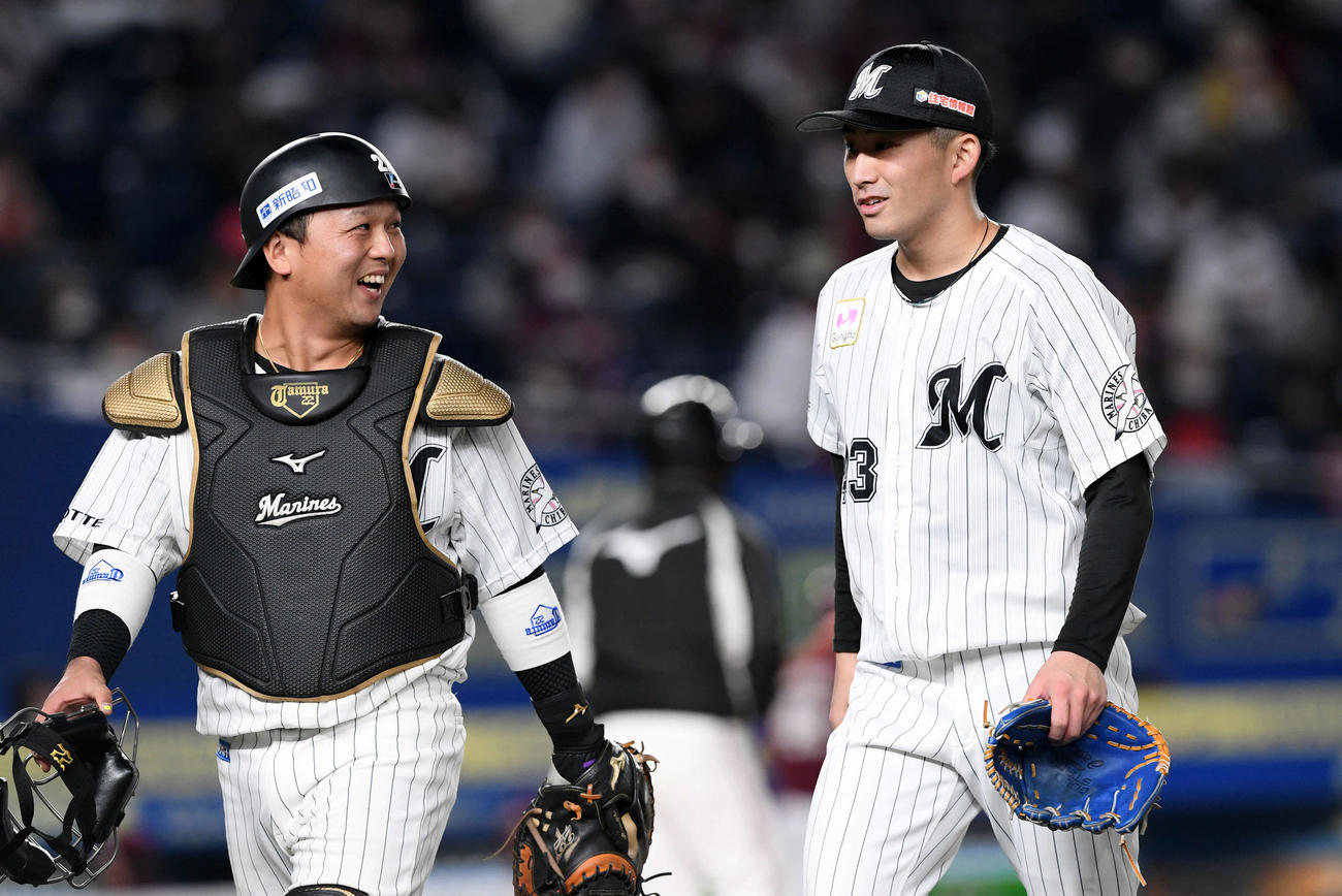 ロッテ田村（右は小島）（10月30日撮影）