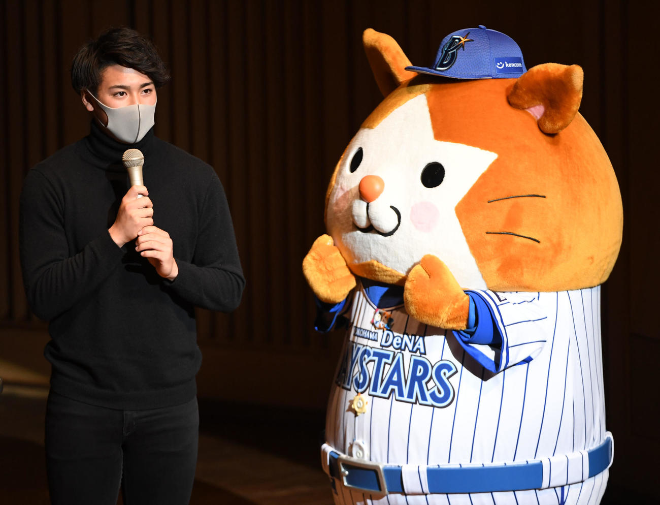 クリスマストークショーで来季に向けて意気込みを語るDeNA森（撮影・横山健太）