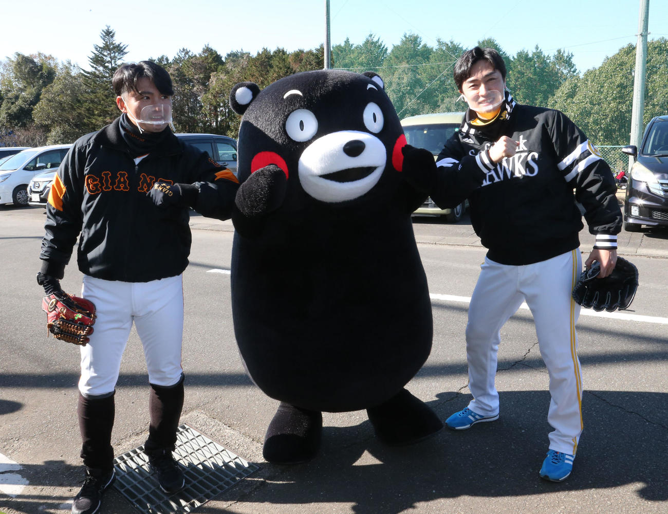 野球教室にゲストとして現れたくまモンと記念撮影する杉内コーチ（左）と和田（撮影・梅根麻紀）