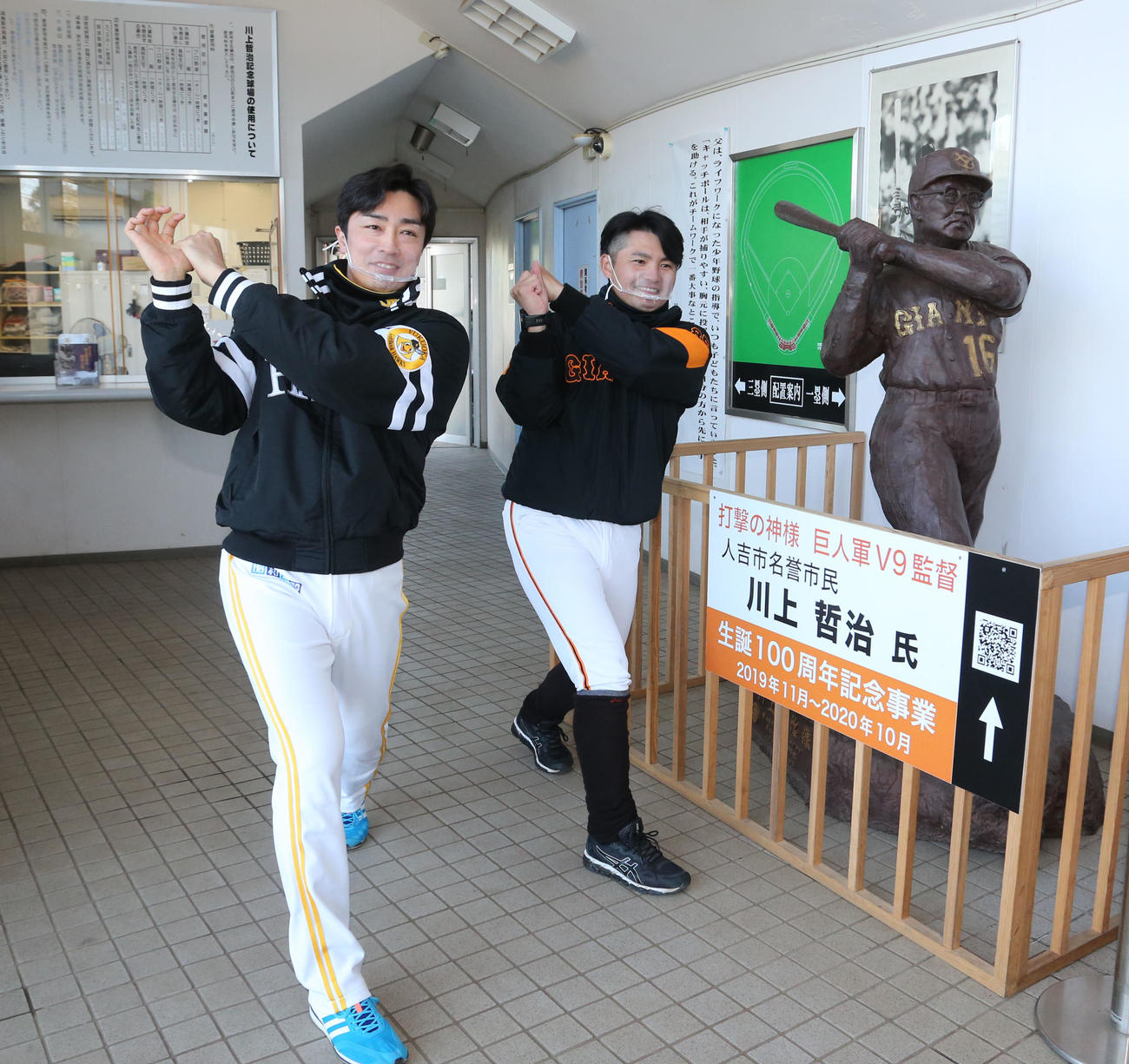 川上哲治氏の銅像の前で、スイングをまねる和田（左）と杉内コーチ（撮影・梅根麻紀）