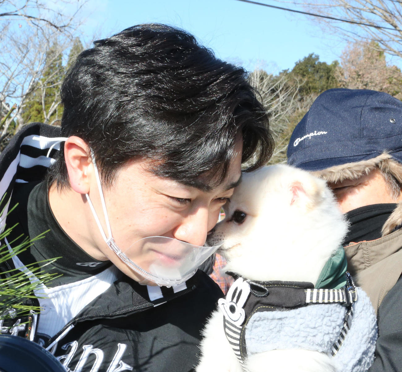 村山公園の仮設住宅を慰問した和田毅は散歩中の犬とふれ合う（撮影・梅根麻紀）