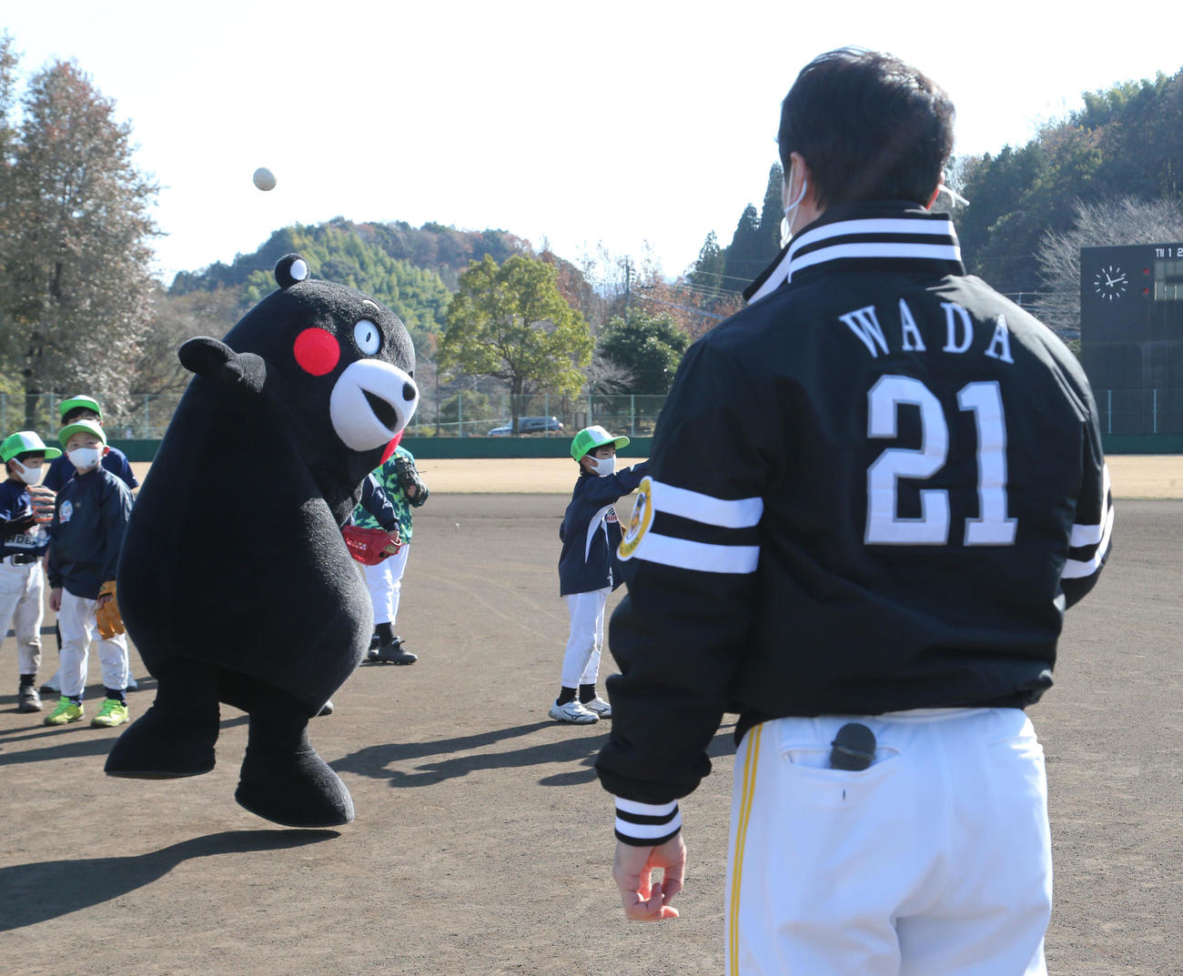 野球教室にゲストとして現れたくまモン。和田毅とキャッチボール、元気が良い（撮影・梅根麻紀）