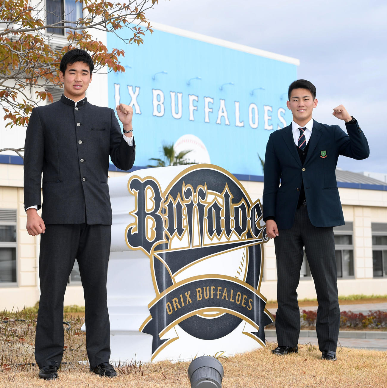 球団施設を見学、さらなる闘志を燃やす山下（左）と元（撮影・前岡正明）