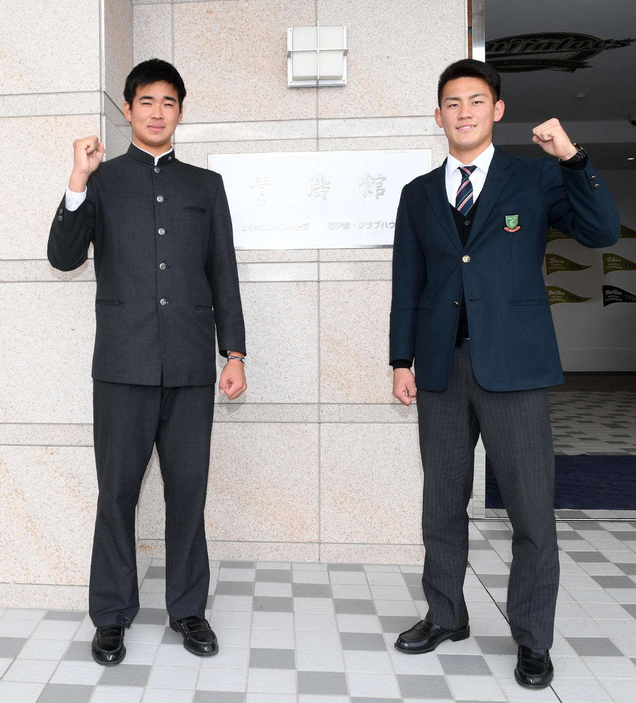 球団施設を見学、さらなる闘志を燃やす山下（左）と元（撮影・前岡正明）