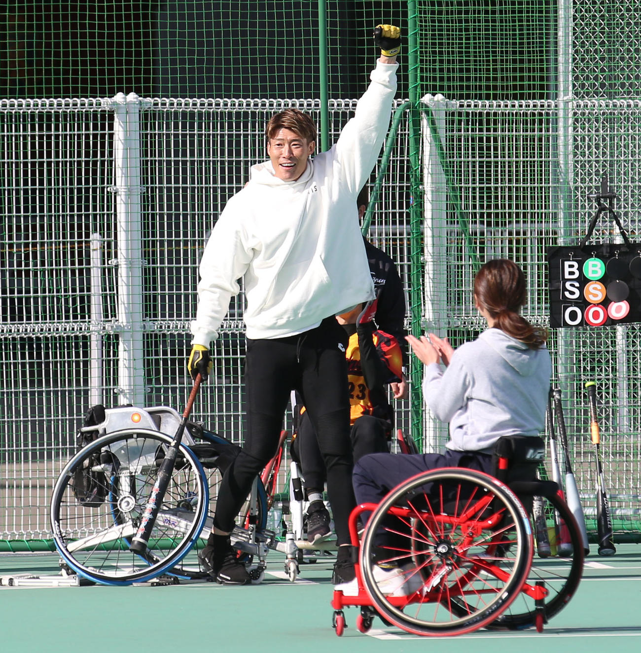 糸井（左）は車いすソフトボールチームとの交流会で本塁打を放ち、思わず立ち上がってガッツポーズ（撮影・上山淳一）