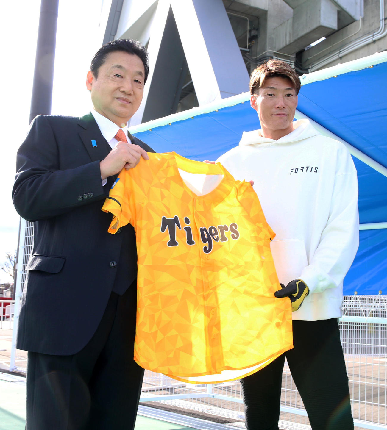 糸井（右）は車いすソフトボールチームとの交流会を行い、野田東大阪市長にユニホームを贈呈する（撮影・上山淳一）