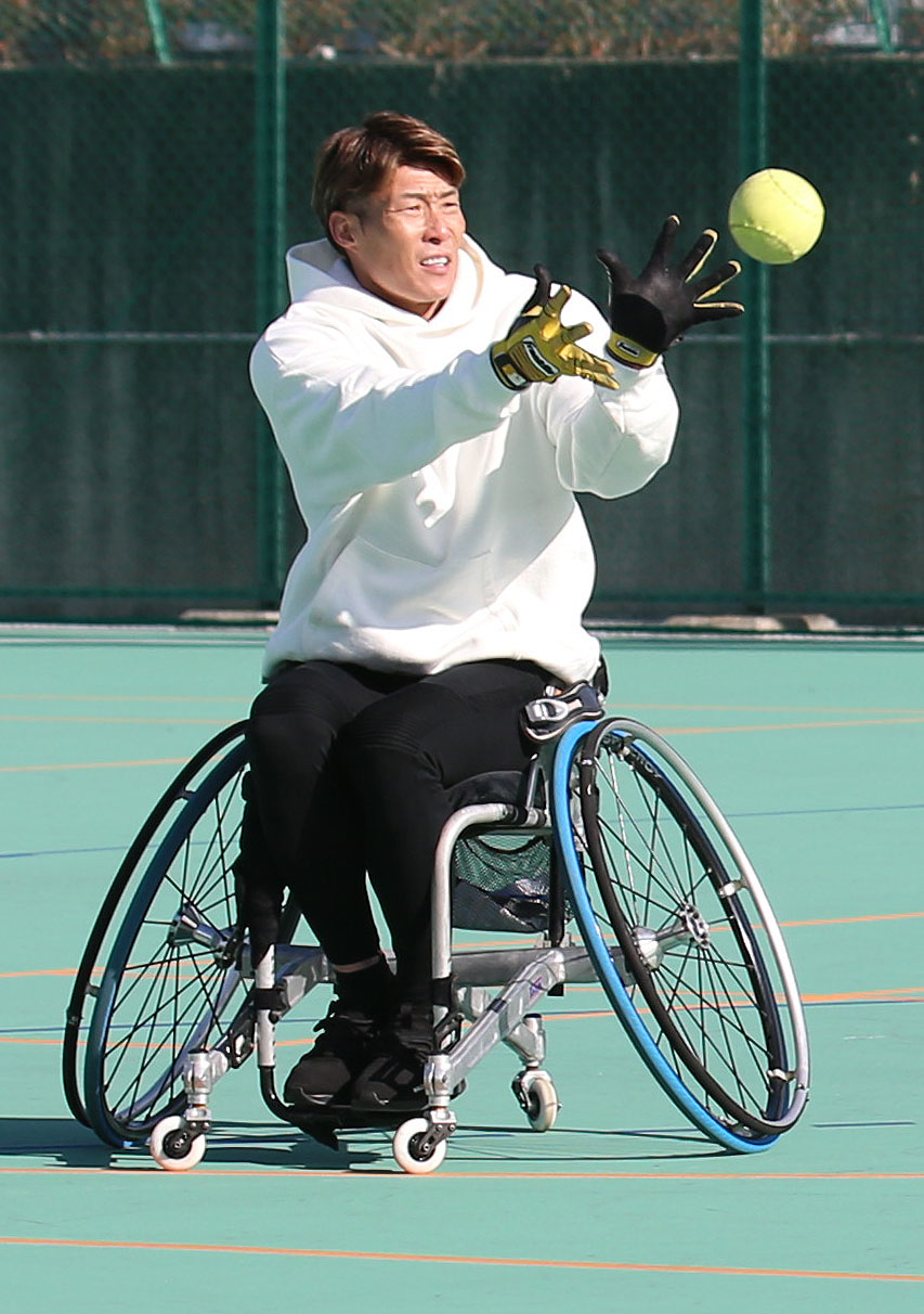 糸井は車いすで外野の守備につき捕球する（撮影・上山淳一）