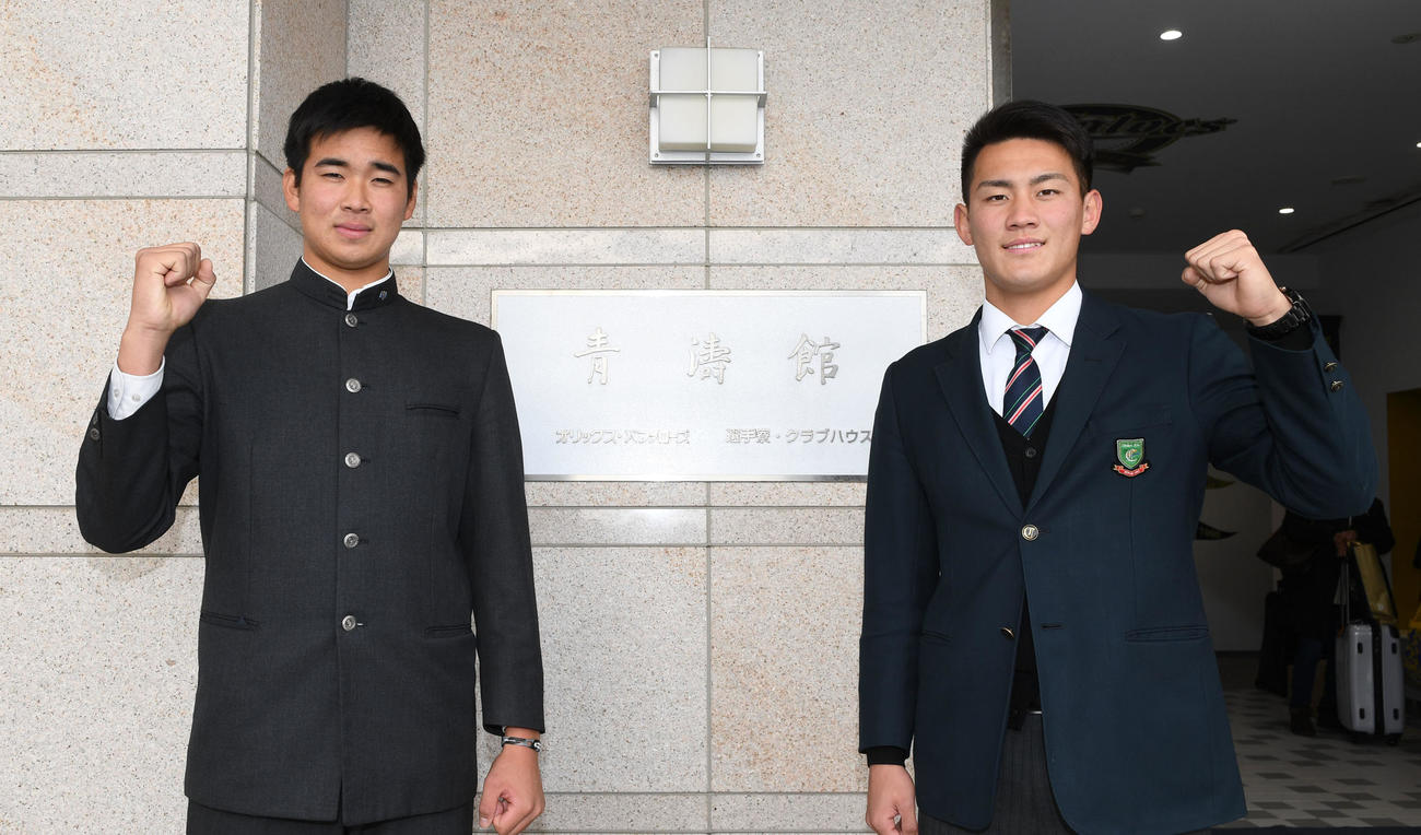 球団施設を見学、さらなる闘志を燃やす山下（左）と元（撮影・前岡正明）