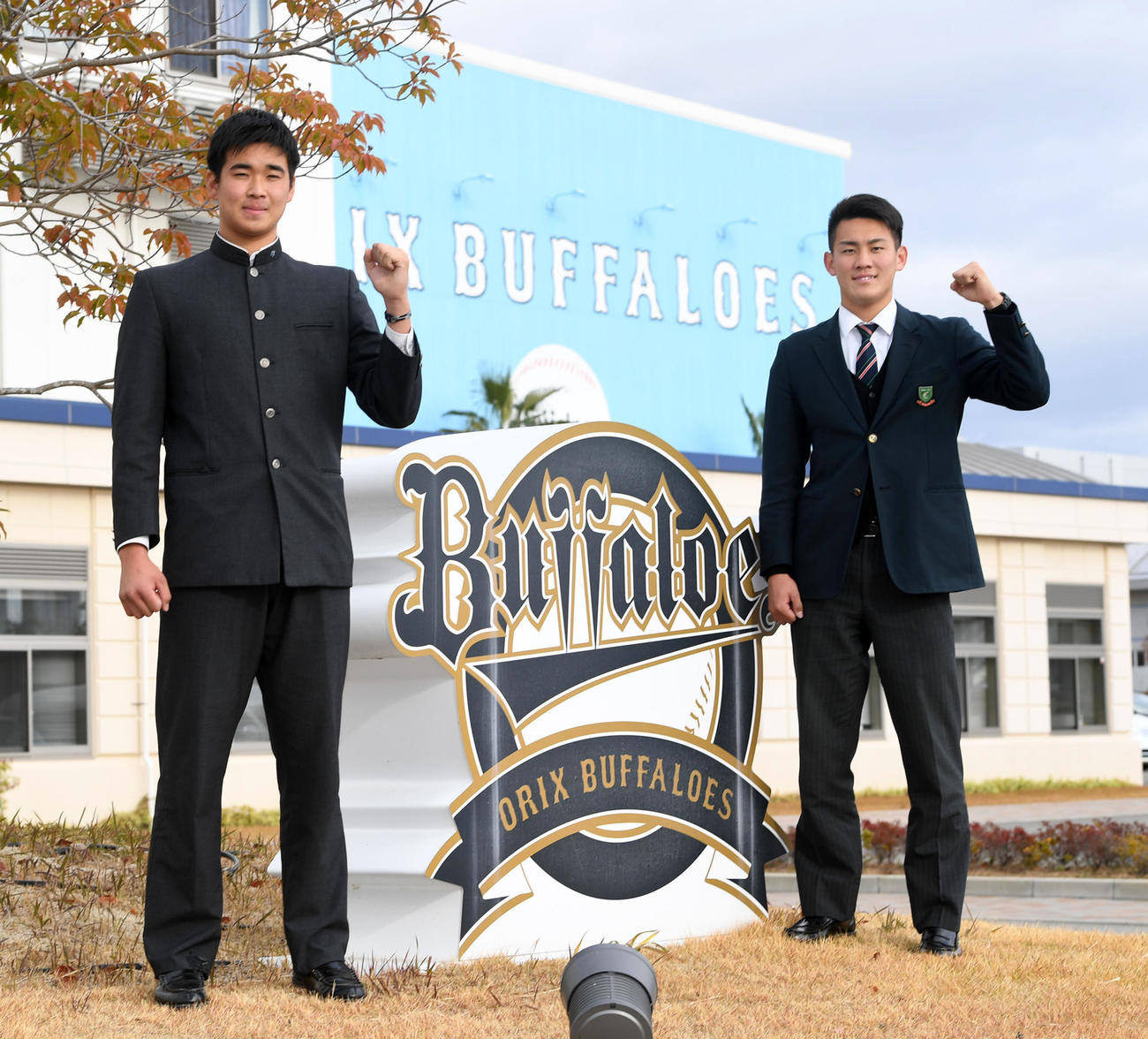 球団施設を見学、さらなる闘志を燃やす山下（左）と元（撮影・前岡正明）