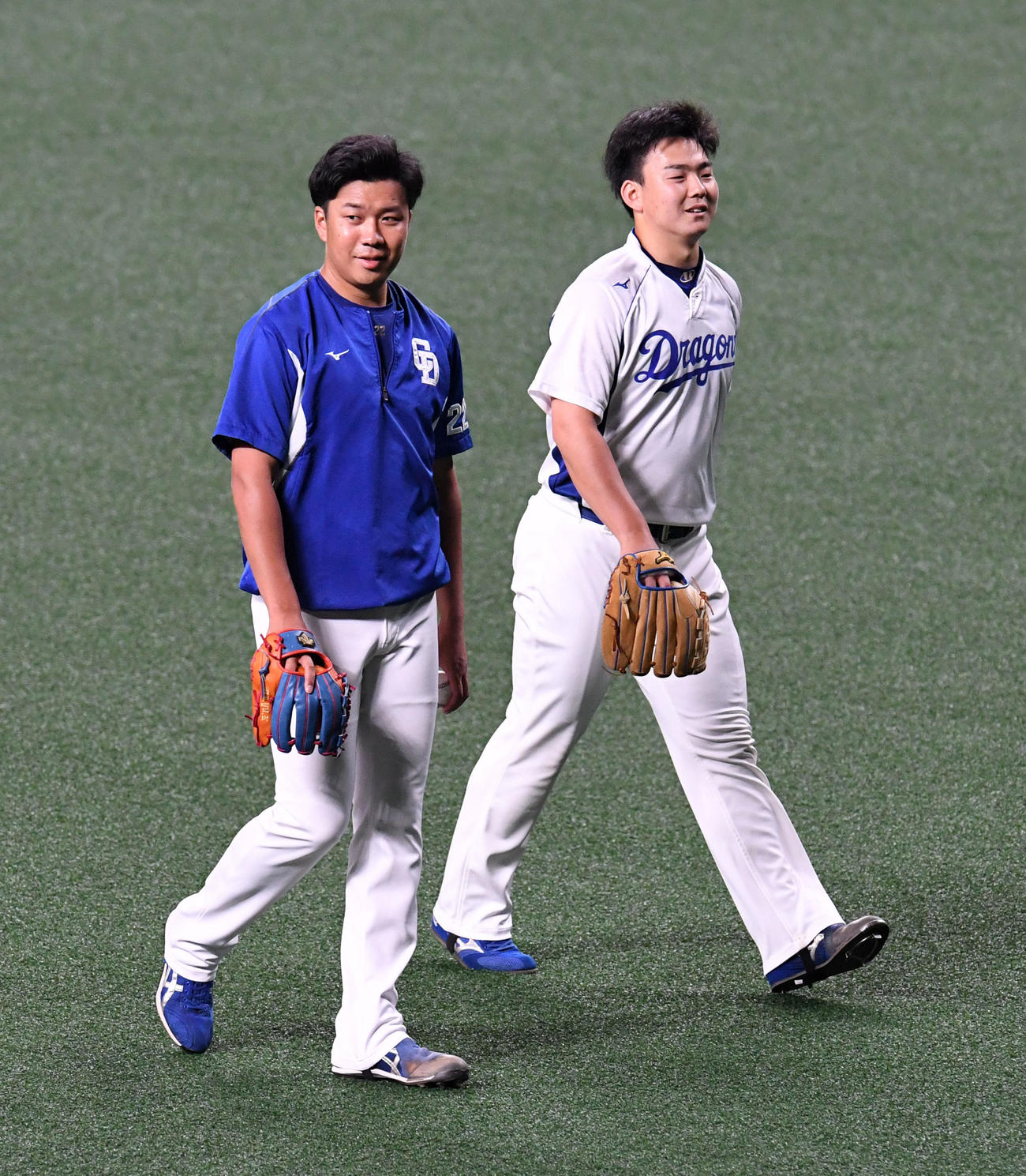 大野雄大（左）と小笠原慎之介（2018年6月4日撮影）