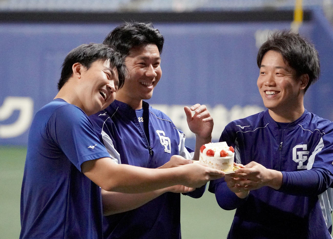 中日投手練習　練習後、柳裕也（右）、小笠原慎之介（左）らから誕生日ケーキを贈られ笑顔の大野雄大（中央）（2019年9月26日撮影）