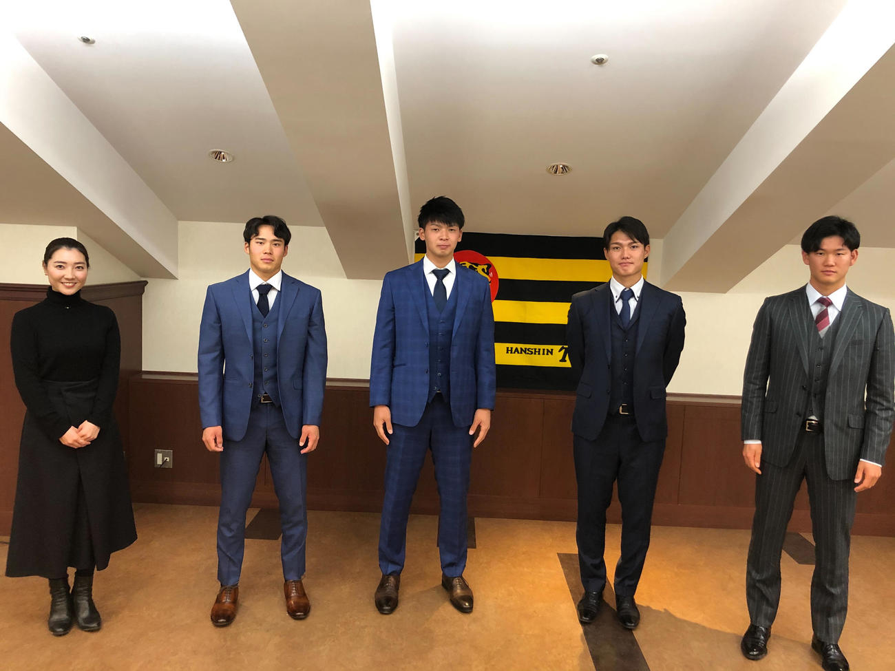 甲子園歴史館でオンライントークイベントを行った、左から市川いずみアナ、遠藤、井上、西純、及川（球団提供）