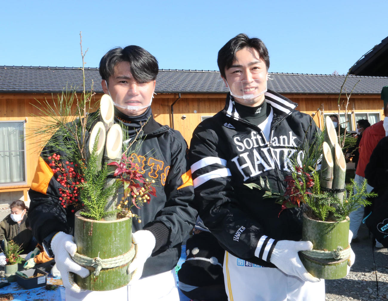 村山公園の仮設住宅を慰問した杉内俊哉コーチと和田毅は門松作りを体験し笑顔を見せる（撮影・梅根麻紀）