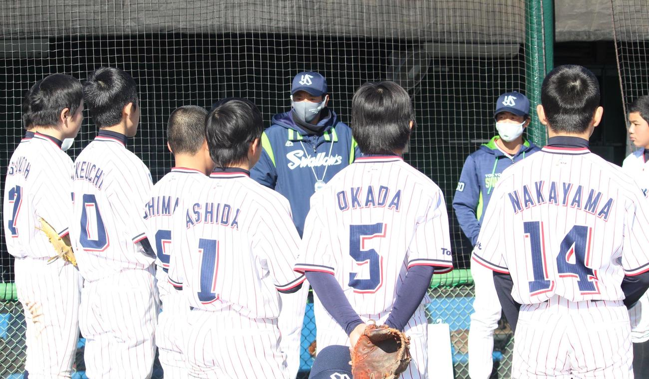練習試合後、ミーティングを行うヤクルトジュニアの度会監督（左から5人目）