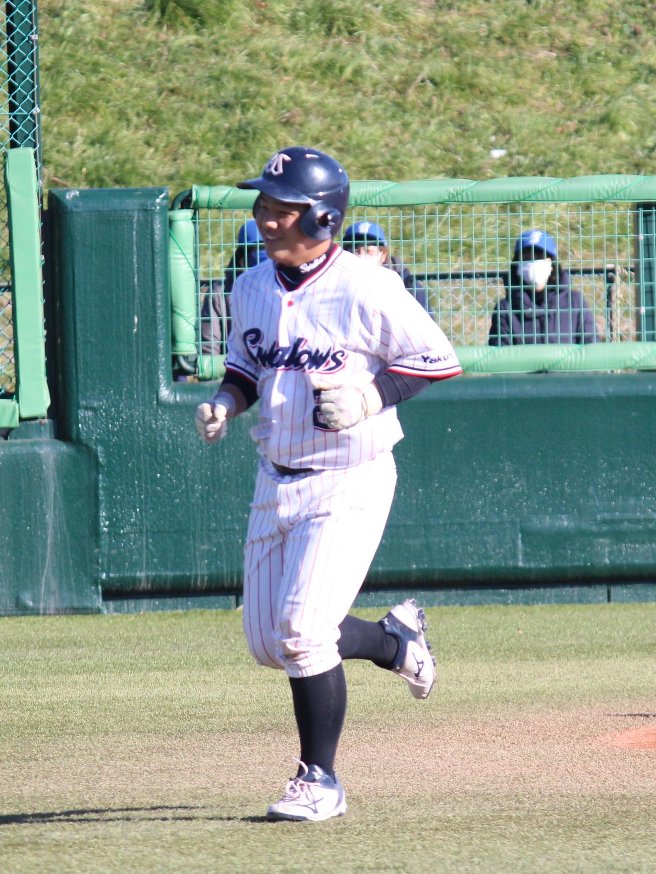 DeNAジュニアとの練習試合で2打席連続本塁打を放ったヤクルトジュニアの荒井優聖主将