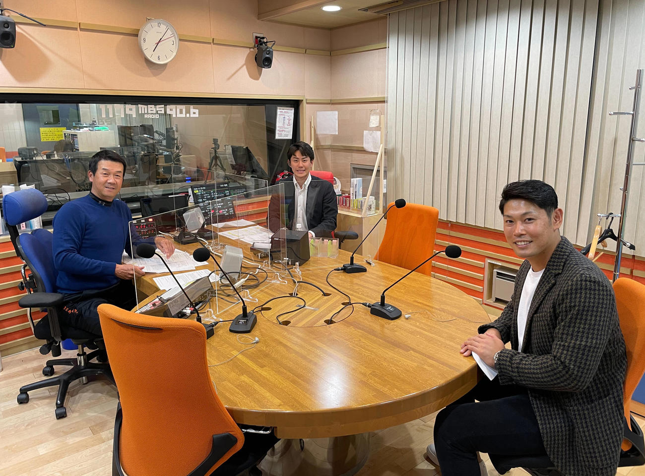 MBSラジオ「ベースボールパーク」に出演する原口（右）。左は八木裕氏、中央は三ツ廣アナ（球団提供）
