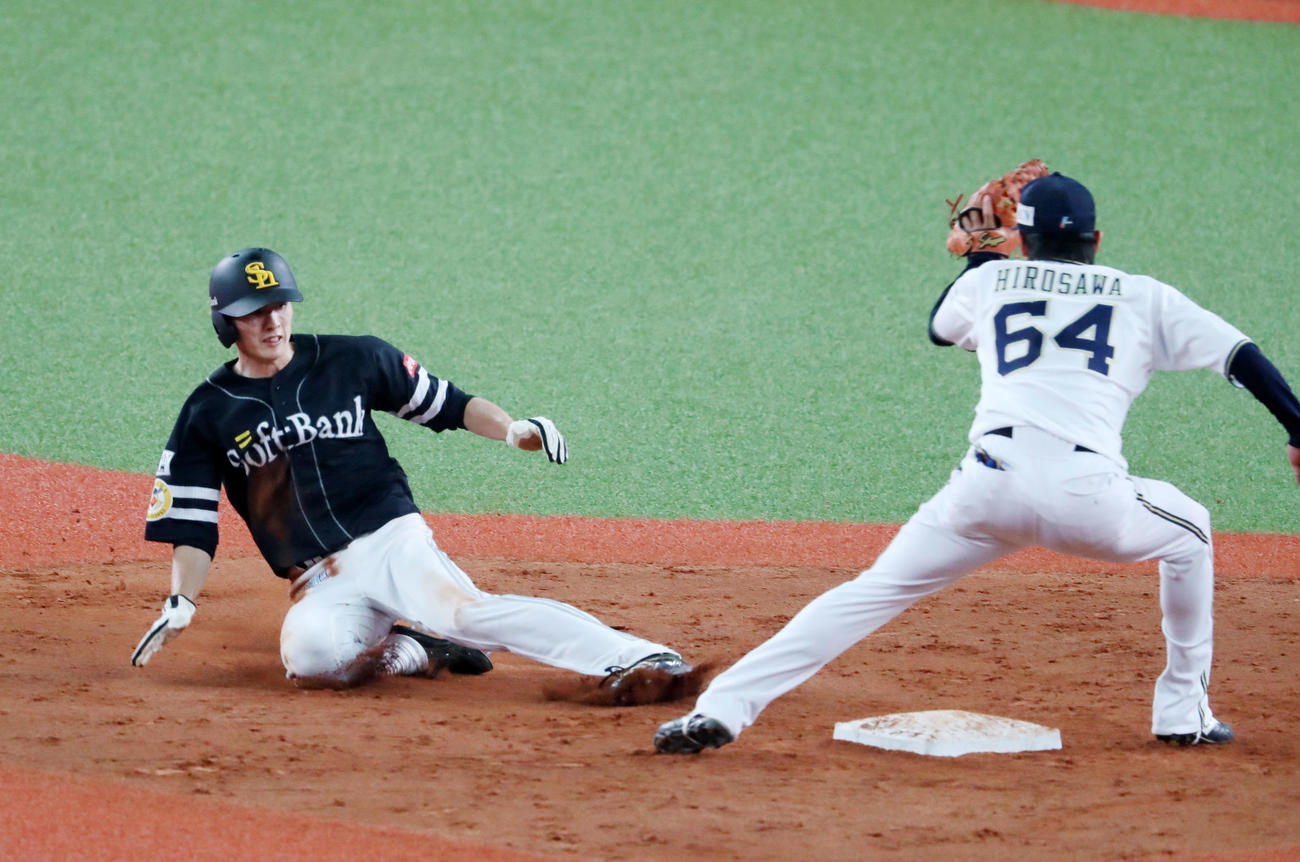 6月、オリックスとの練習試合で、9回表ソフトバンク無死一塁、一走周東佑京は打者柳町達のとき二塁盗塁を決める