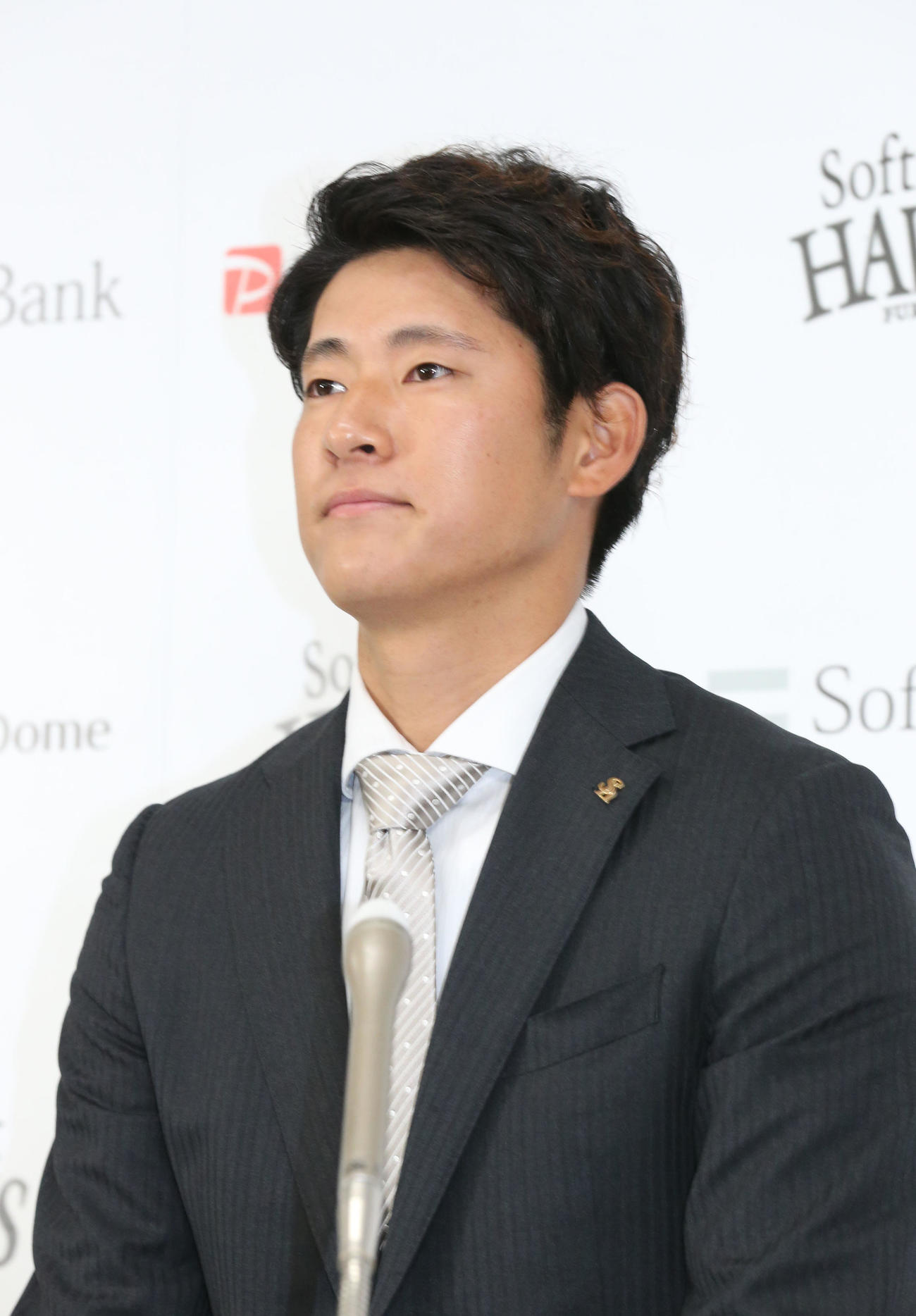 ダウン提示で契約更改を終えた上林誠知は会見の席に着く（撮影・梅根麻紀）