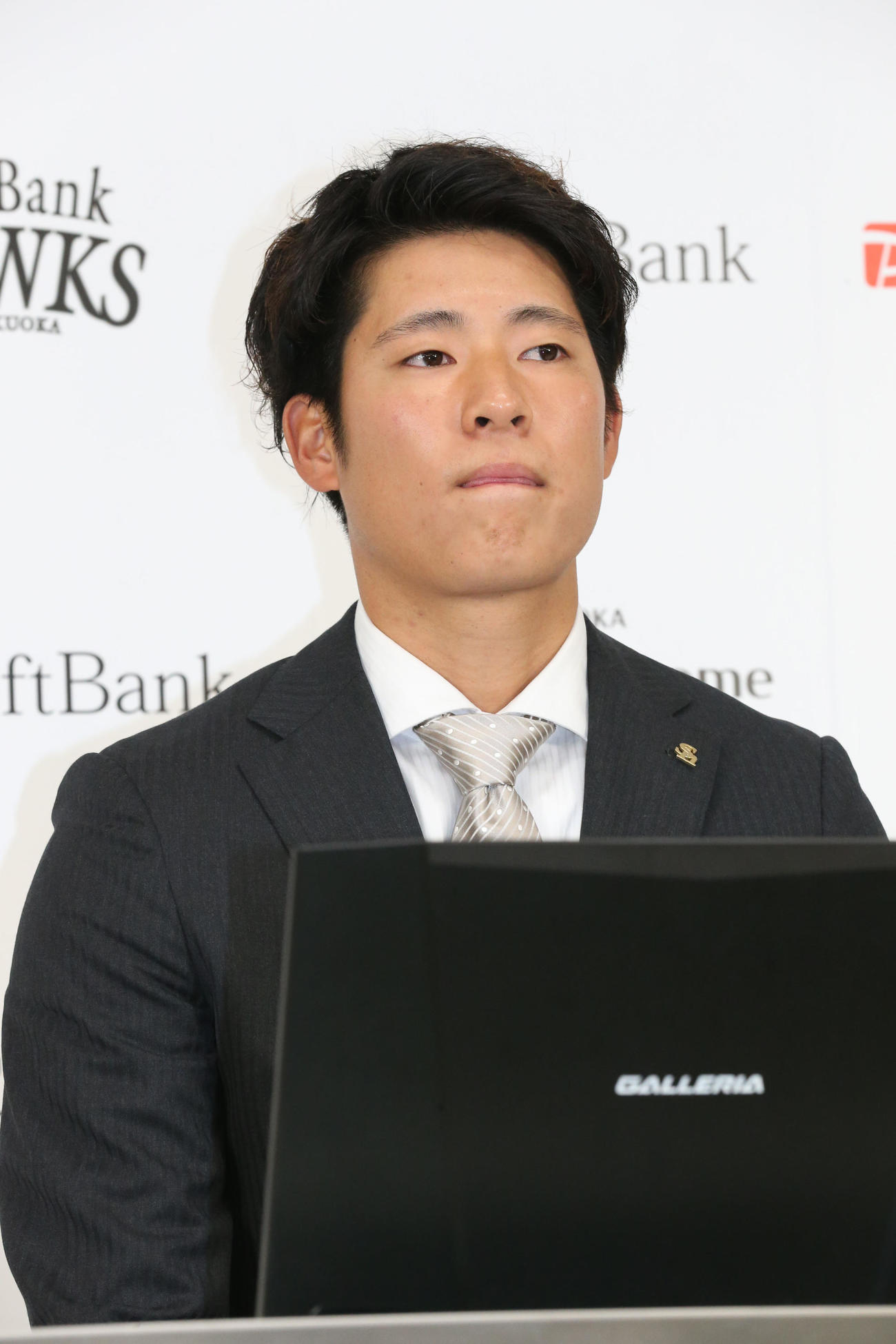 ダウン提示で契約更改を終えた上林誠知は会見の席に着く（撮影・梅根麻紀）