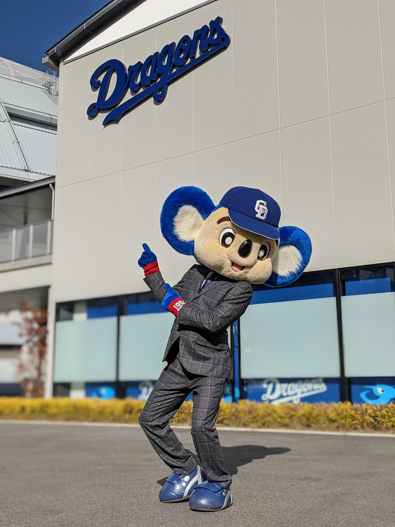 契約更改を行ったドアラ（中日ドラゴンズ球団提供写真）