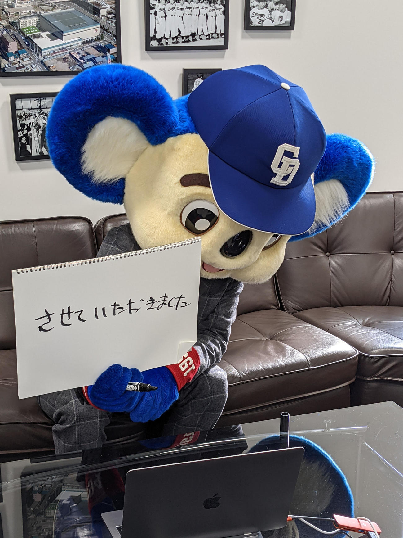 契約更改を行いオンラインで質疑応答するドアラ（中日ドラゴンズ球団提供写真）