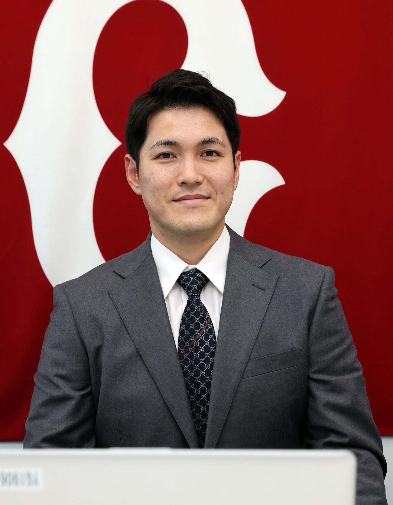 都内の球団事務所で契約更改を行い、笑顔を見せる巨人鍵谷（球団提供）
