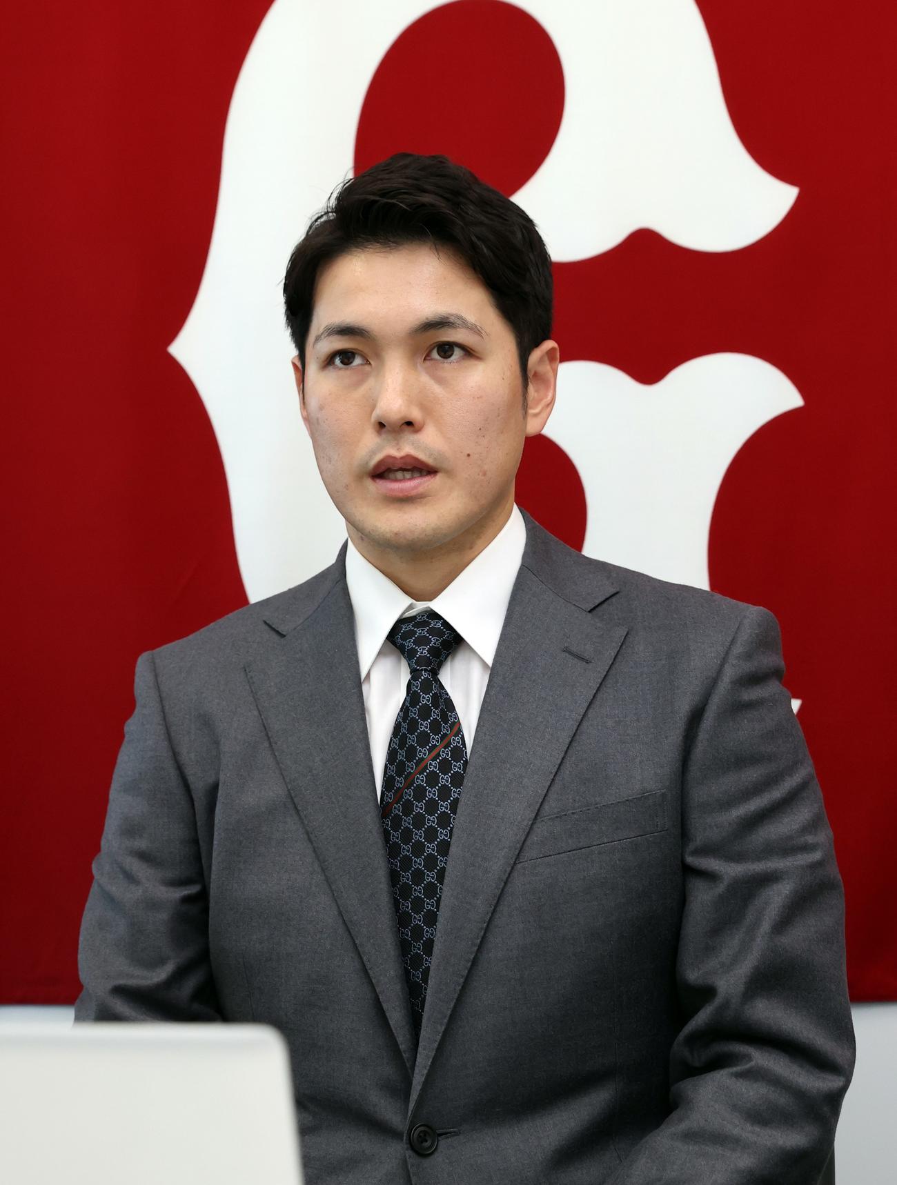 都内の球団事務所で契約更改を行い、リモートで取材に応じる巨人鍵谷陽平（球団提供）