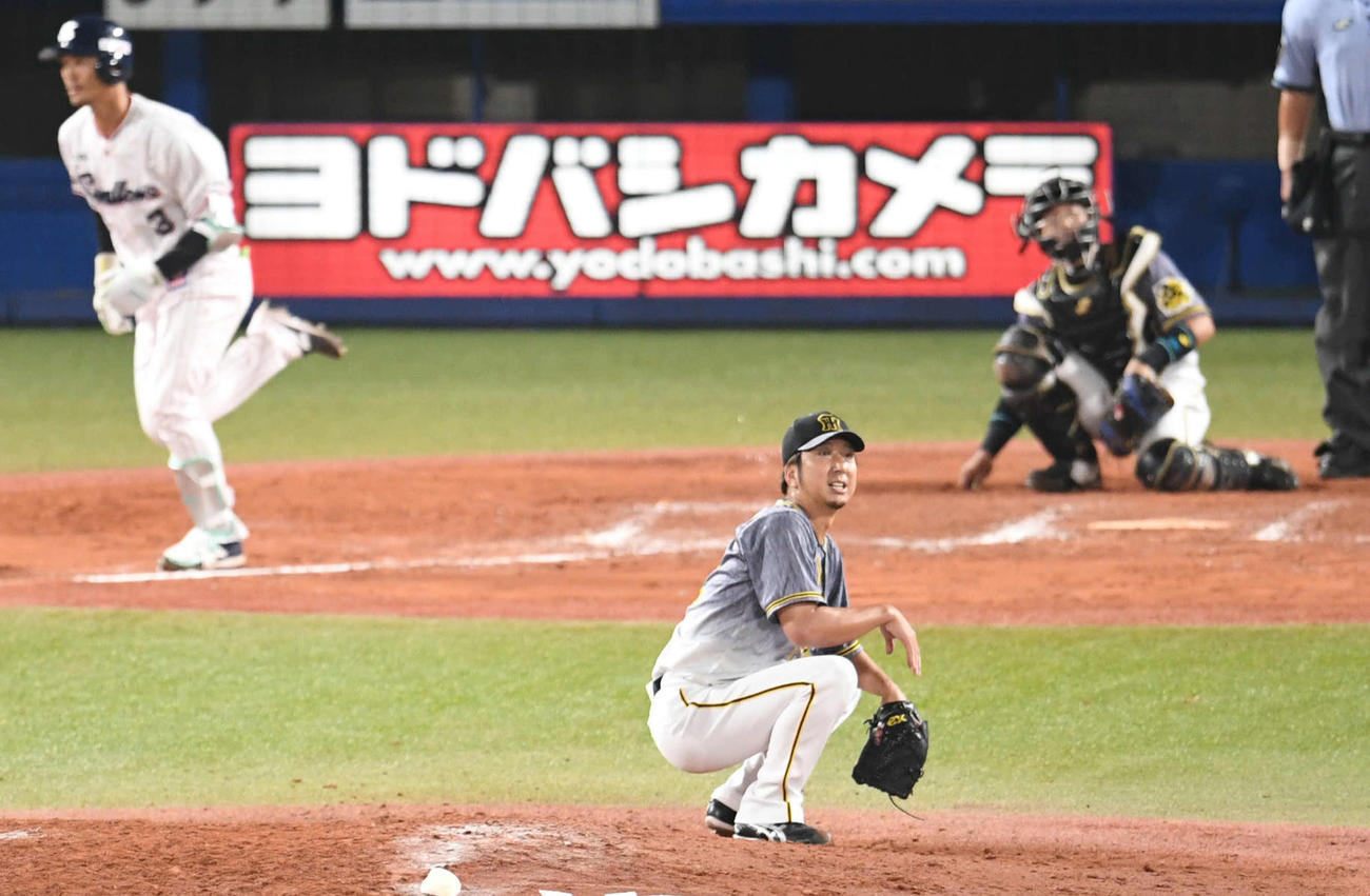 6月25日のヤクルト対阪神　9回裏ヤクルト2死一、二塁、藤川は西浦にサヨナラ3点本塁打を許し、マウンドにしゃがみこむ（撮影・山崎安昭）