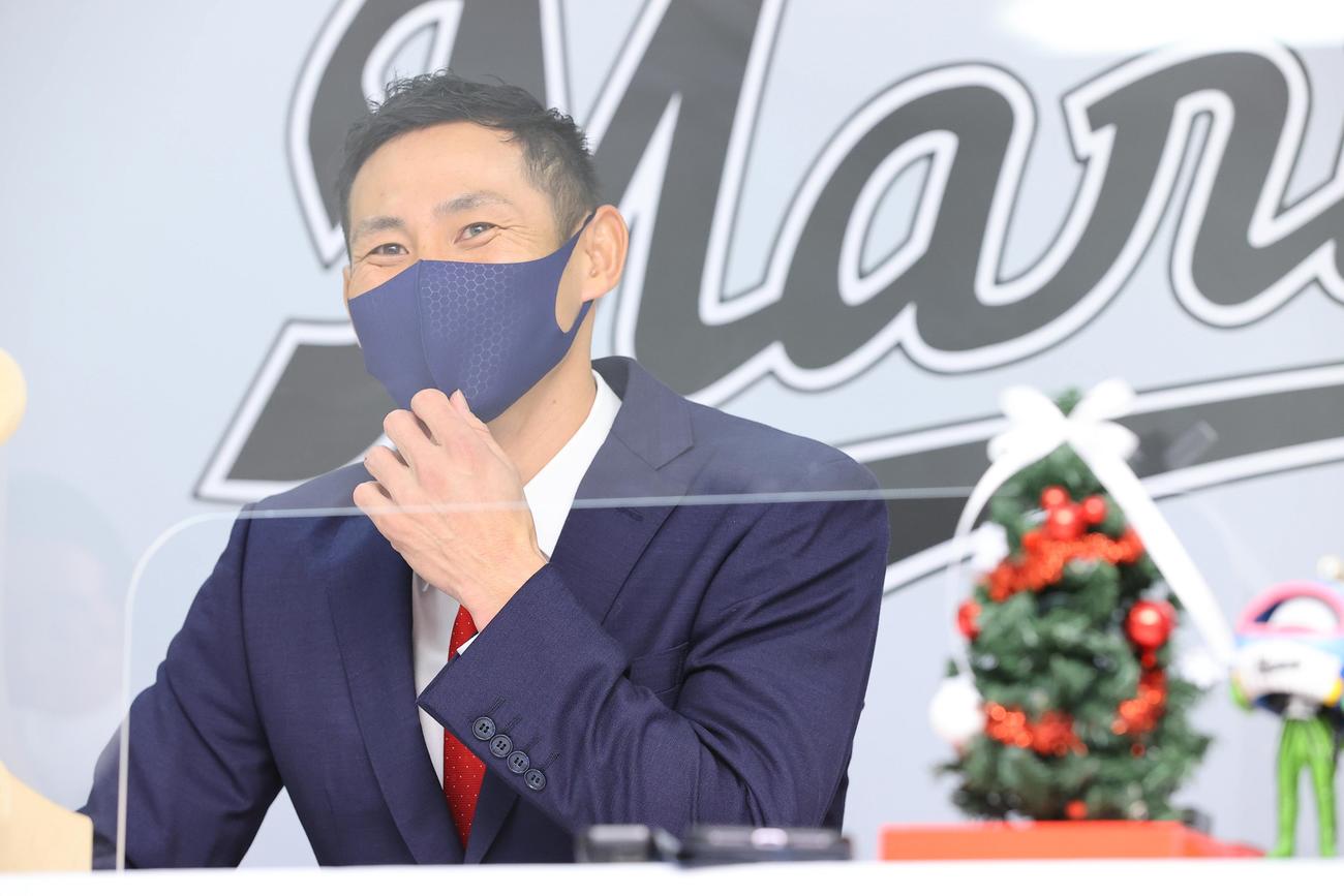 契約更改を終えたロッテ荻野（代表撮影）