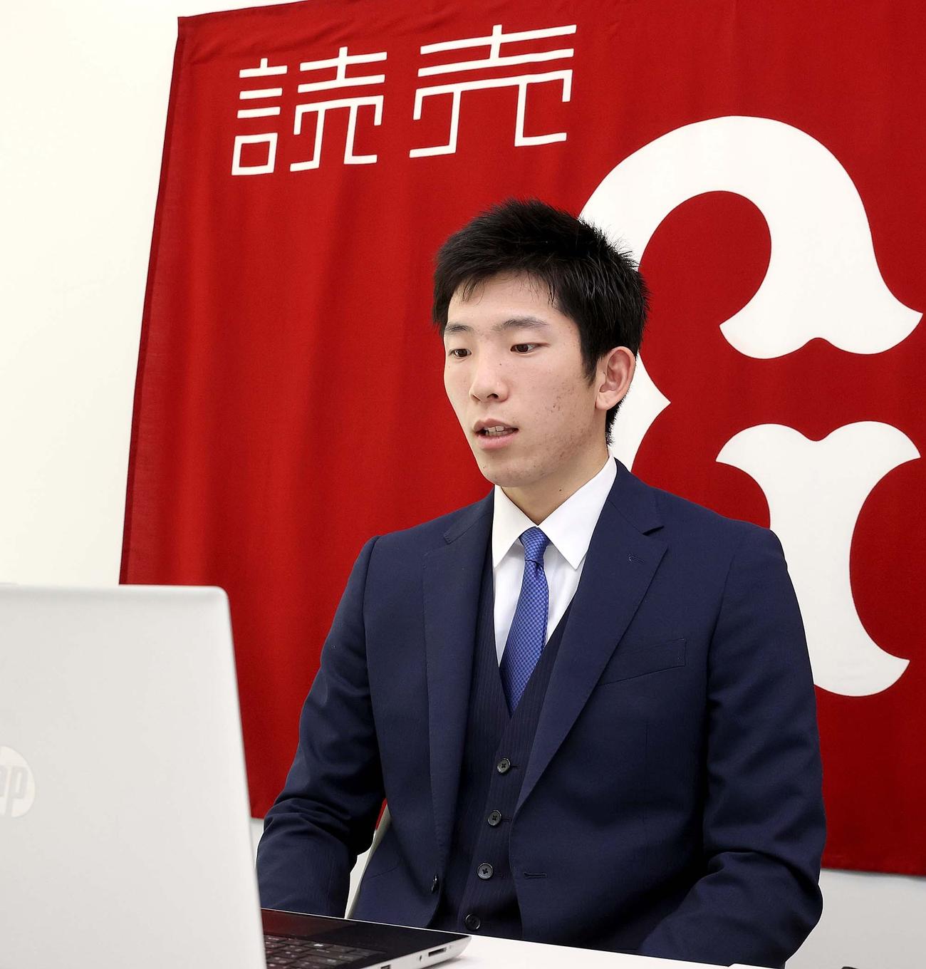都内の球団事務所で契約更改を行い、真剣な表情でリモート取材に応じる巨人戸郷（球団提供）