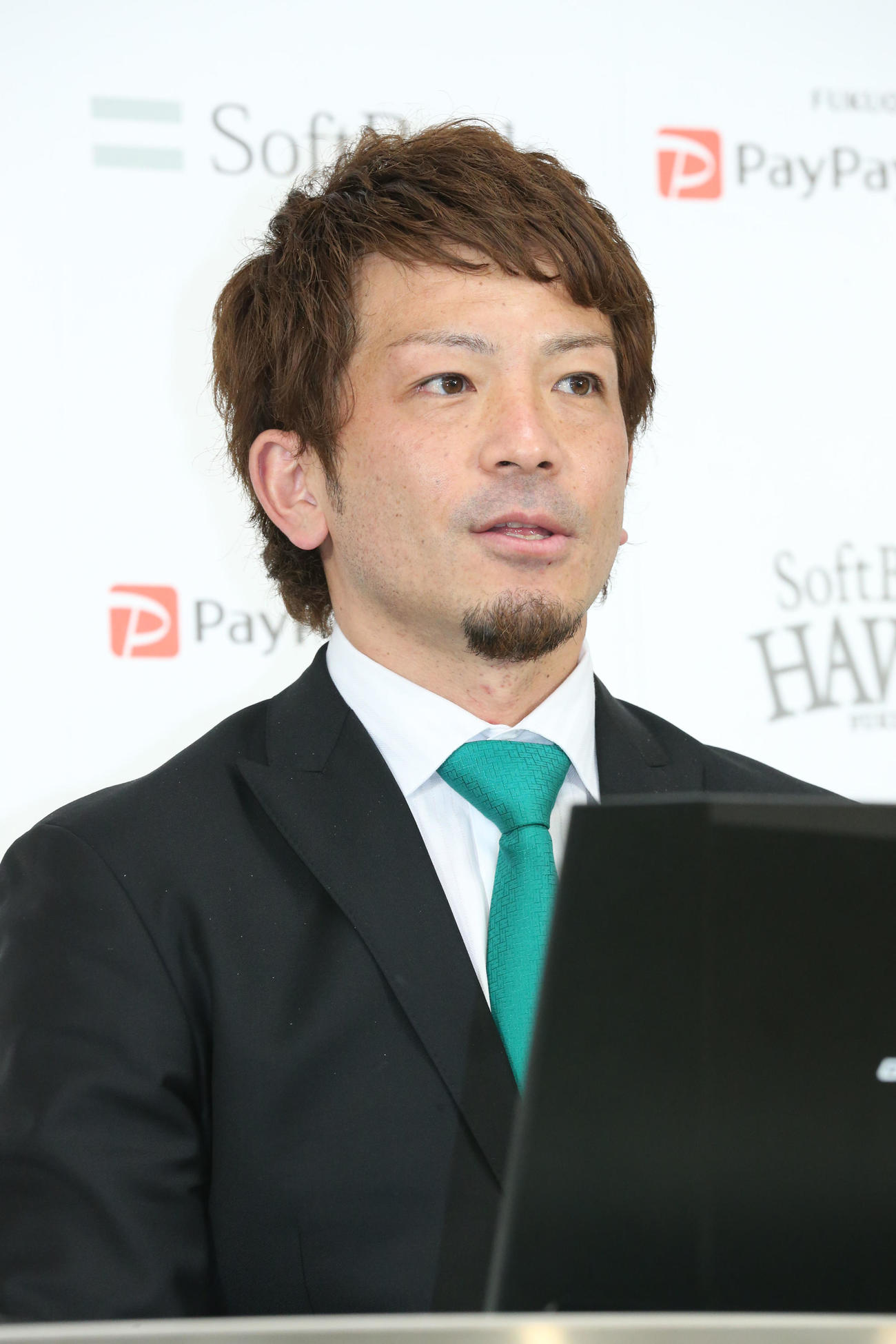 契約更改を終えた松田宣浩は会見で話をする（撮影・梅根麻紀）